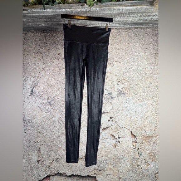 Spanx size medium Black Women leggings . A584